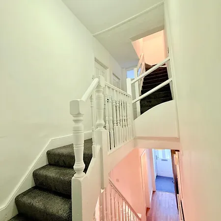 Toronto House 6 Bedroom Long * בריסטול