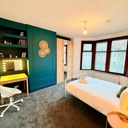 Toronto House 6 Bedroom Long * Bristol