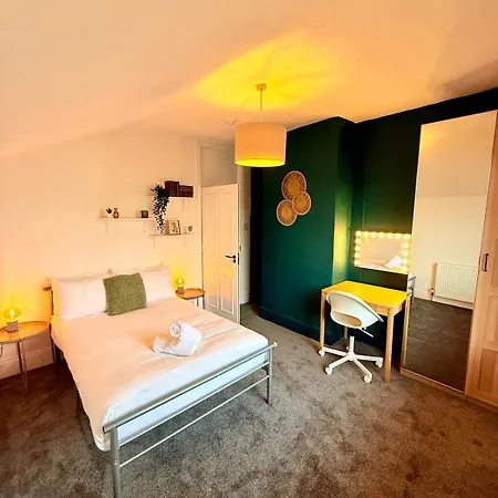 Toronto House 6 Bedroom Long בריסטול