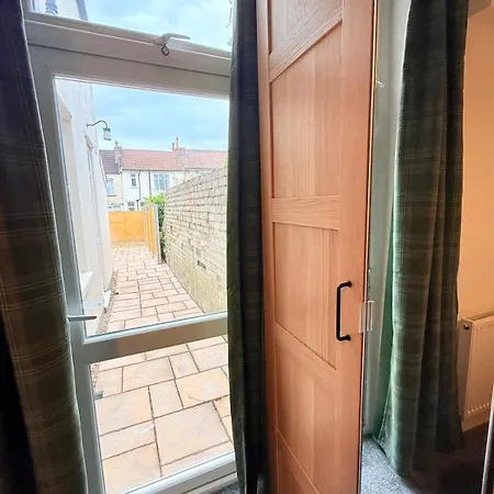 Toronto House 6 Bedroom Long Holiday home Bristol